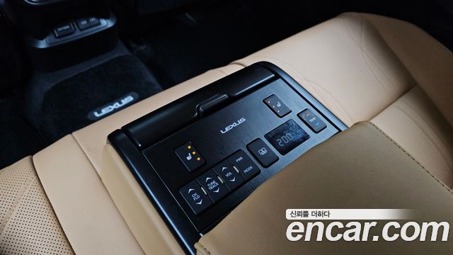 Lexus ES 2022 — photo 32