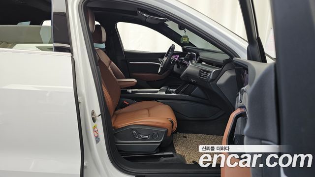 Audi e-tron 2020 — photo 11