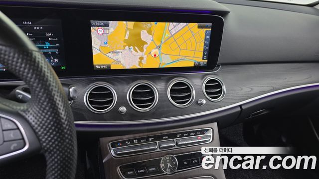 Mercedes-Benz E-Class 2017 — photo 12