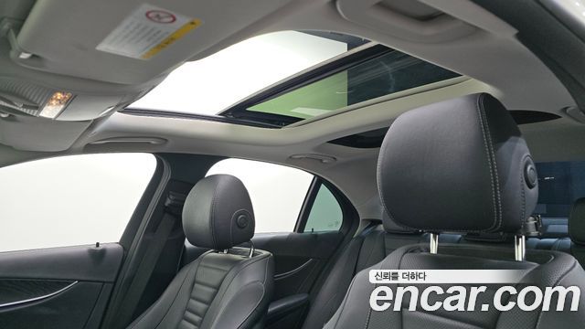 Mercedes-Benz E-Class 2017 — photo 16