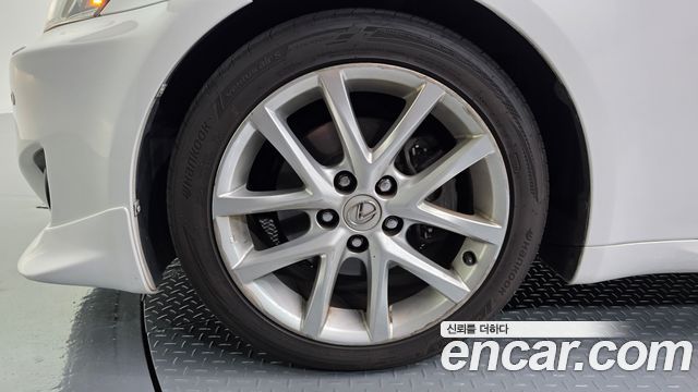 Lexus IS 2011 — photo 5