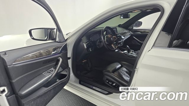 BMW 5-Series 2018 — photo 13
