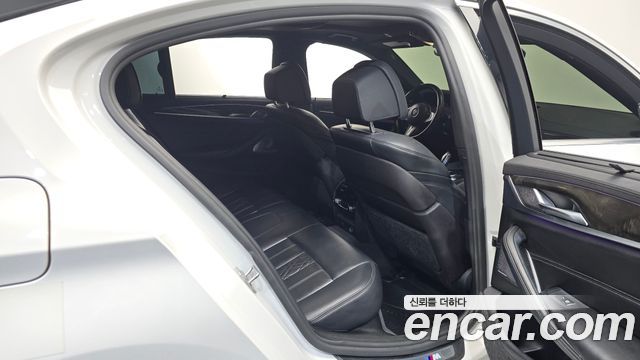 BMW 5-Series 2018 — photo 17