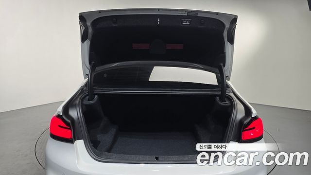 BMW 5-Series 2018 — photo 25