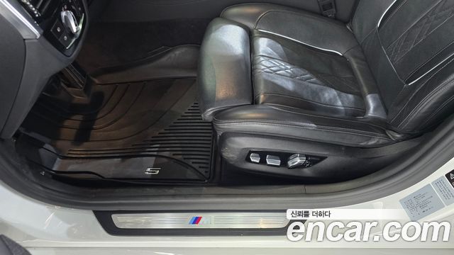 BMW 5-Series 2018 — photo 26