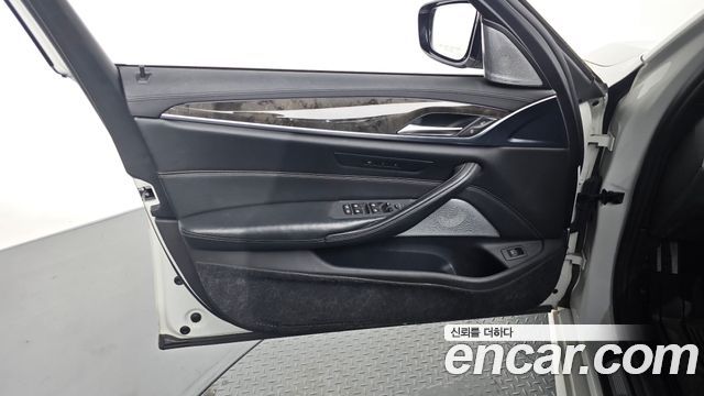 BMW 5-Series 2018 — photo 14
