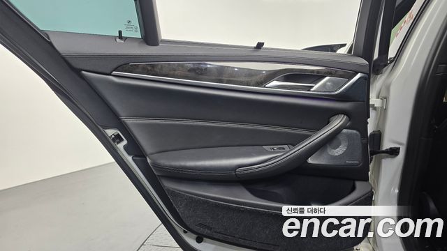 BMW 5-Series 2018 — photo 15