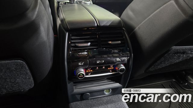 BMW 5-Series 2018 — photo 29