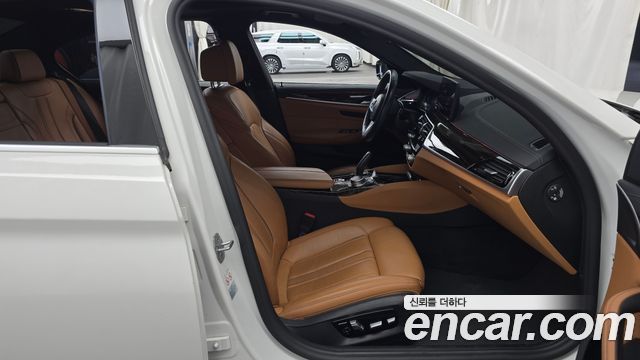 BMW 5-Series 2021 — photo 16