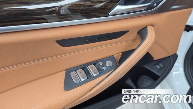 BMW 5-Series 2021 — photo 28