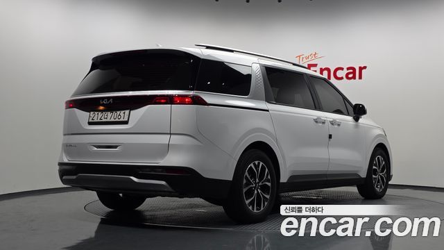 Kia Canival 2023 — photo 2
