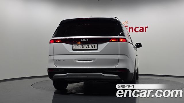 Kia Canival 2023 — photo 4