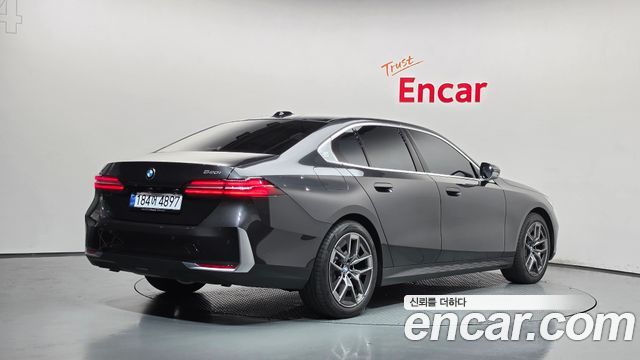 BMW 5-Series 2025 — photo 2