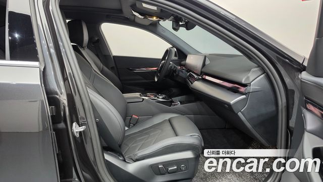 BMW 5-Series 2025 — photo 11