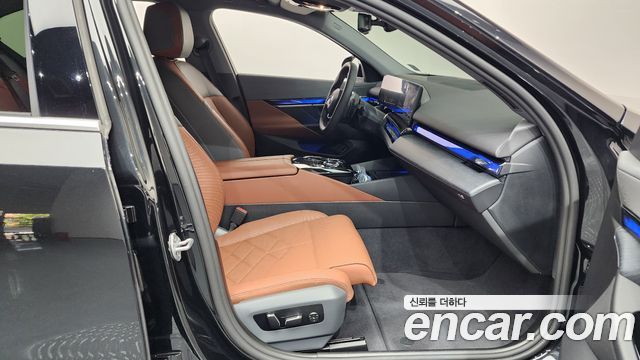 BMW 5-Series 2025 — photo 11