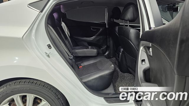 Hyundai AVANTE 2016 — photo 17