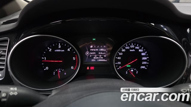 Kia Canival 2015 — photo 11
