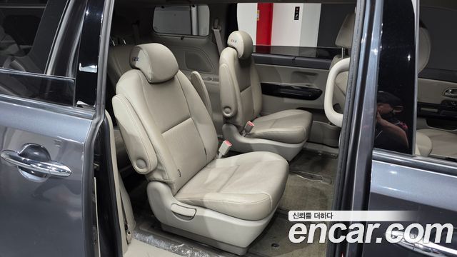 Kia Canival 2015 — photo 17