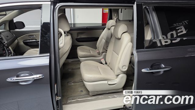 Kia Canival 2015 — photo 26