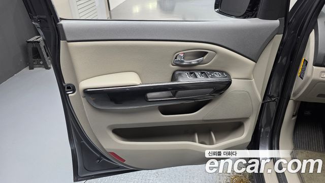 Kia Canival 2015 — photo 14