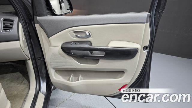 Kia Canival 2015 — photo 15