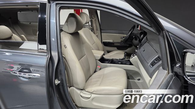 Kia Canival 2015 — photo 16