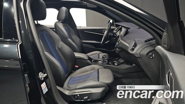 BMW 1-Series 2023 — photo 16