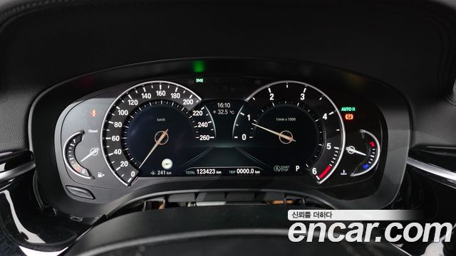 BMW 5-Series 2018 — photo 11