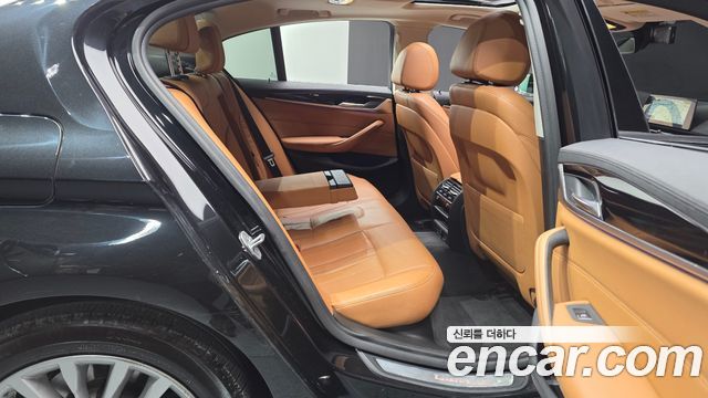 BMW 5-Series 2018 — photo 17