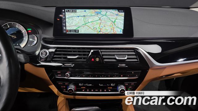 BMW 5-Series 2018 — photo 19