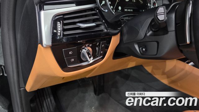 BMW 5-Series 2018 — photo 26