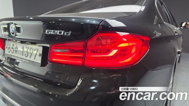 BMW 5-Series 2018 — photo 9