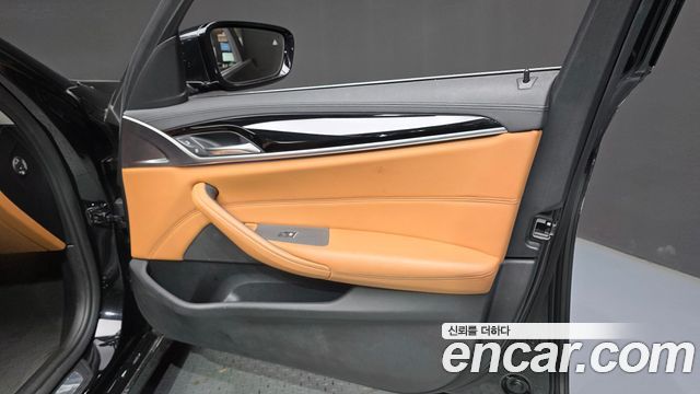 BMW 5-Series 2018 — photo 14