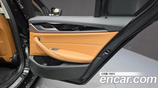 BMW 5-Series 2018 — photo 15