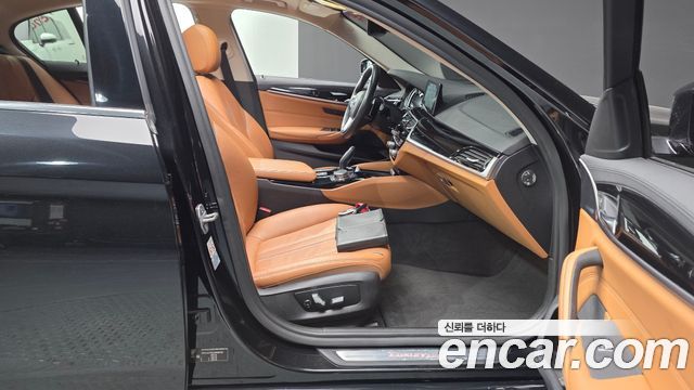 BMW 5-Series 2018 — photo 16