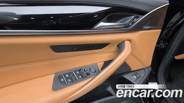 BMW 5-Series 2018 — photo 28