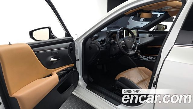 Lexus ES 2023 — photo 10