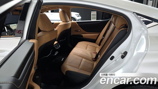 Lexus ES 2023 — photo 12
