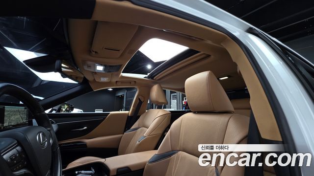 Lexus ES 2023 — photo 17