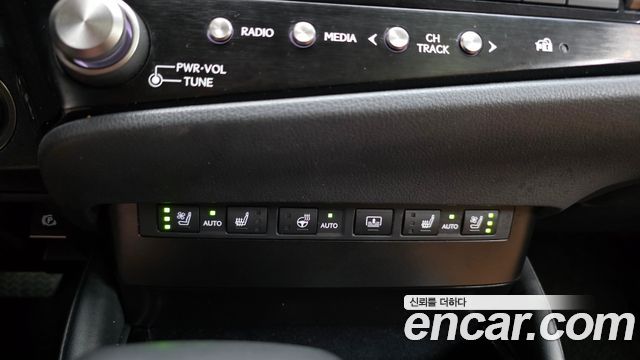 Lexus ES 2023 — photo 18