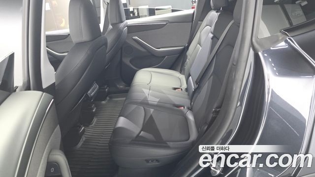 Tesla Model Y 2025 — photo 12