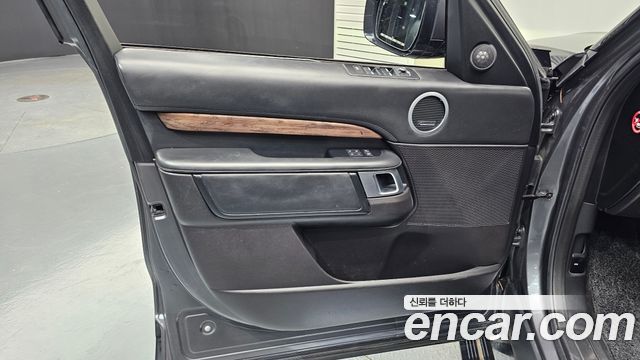 Land Rover Discovery 2019 — photo 14