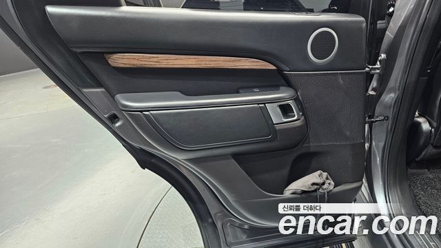 Land Rover Discovery 2019 — photo 15