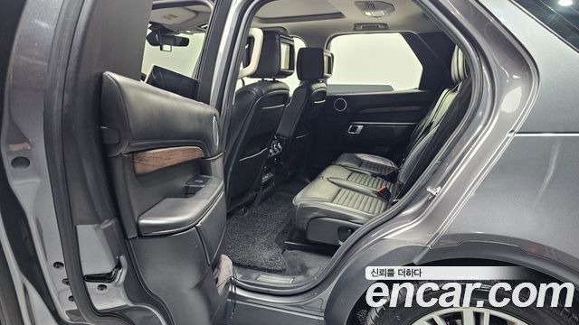 Land Rover Discovery 2019 — photo 16