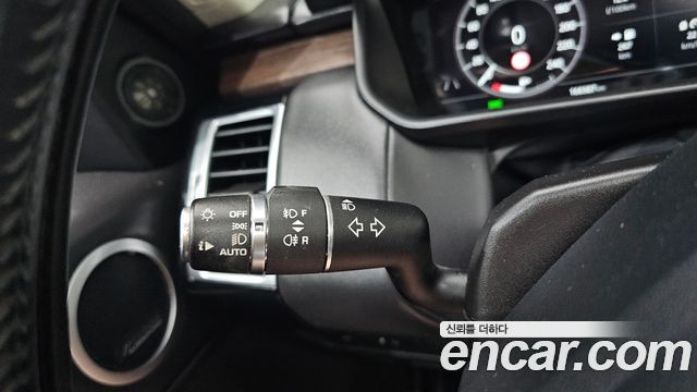 Land Rover Discovery 2019 — photo 27