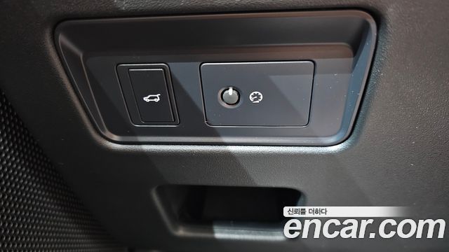 Land Rover Discovery 2019 — photo 30