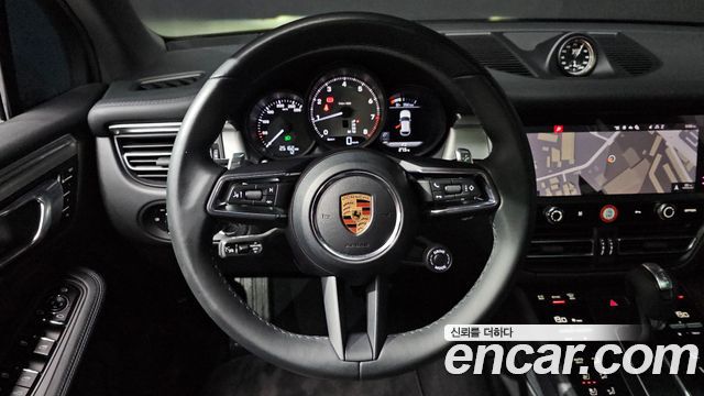 Porsche Macan 2022 — photo 19