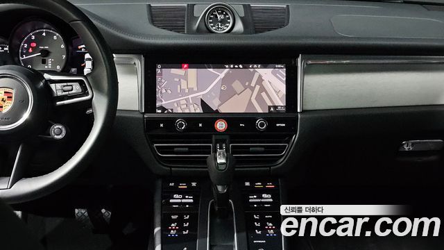 Porsche Macan 2022 — photo 20