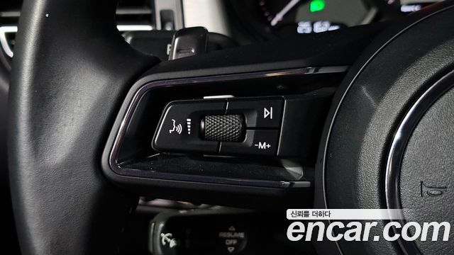 Porsche Macan 2022 — photo 25