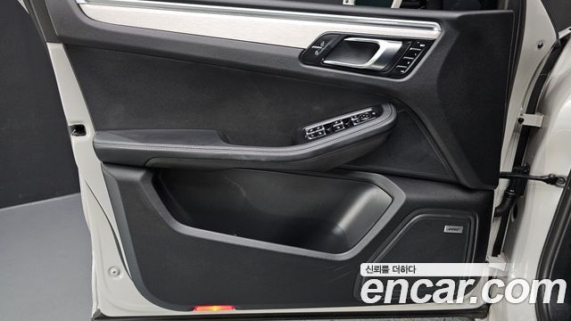 Porsche Macan 2022 — photo 14